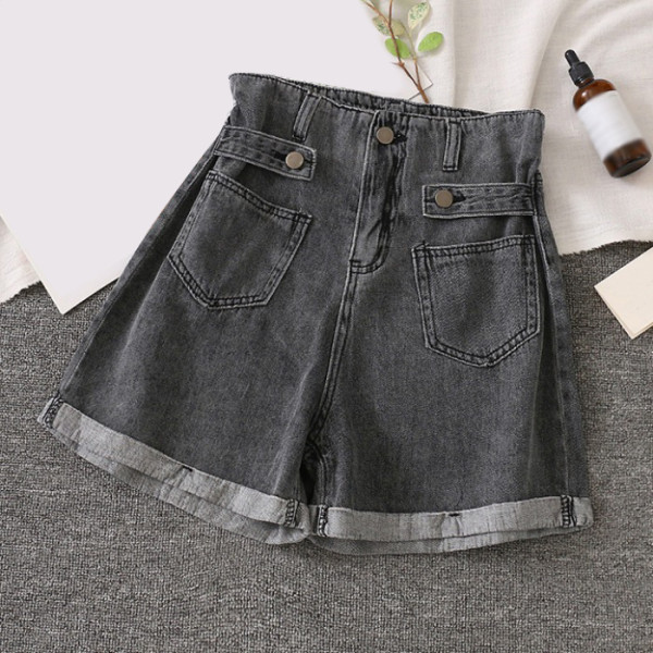 Pantaloni scurți de damă cu talie și tiv înalte