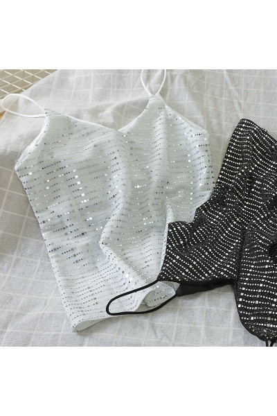 Moodne peenikeste rihmade ja läikiva efektiga naiste topp