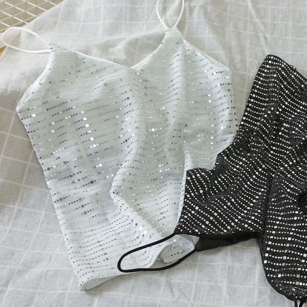 Moodne peenikeste rihmade ja läikiva efektiga naiste topp