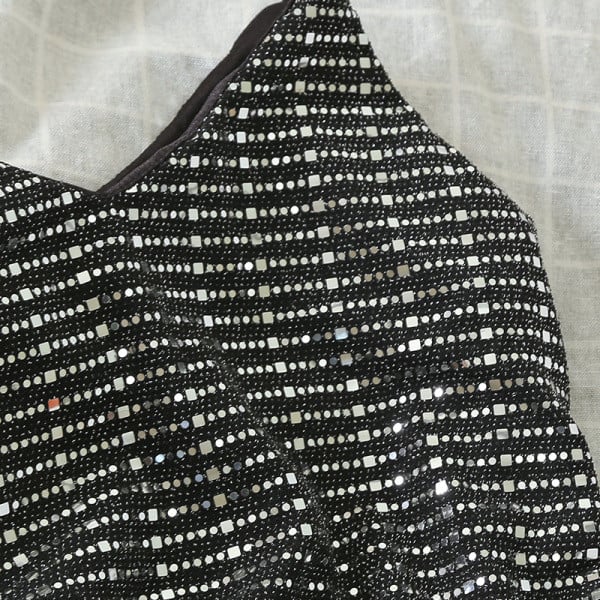 Moodne peenikeste rihmade ja läikiva efektiga naiste topp