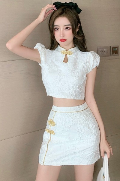 Naiste komplekt, mis sisaldab liibuva kõrge vöökohaga naiste seelikut ja lühikeste varrukatega pluusi