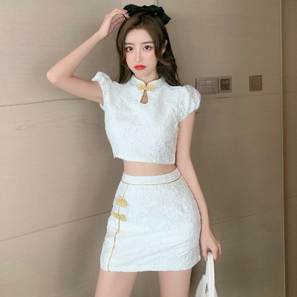 Naiste komplekt, mis sisaldab liibuva kõrge vöökohaga naiste seelikut ja lühikeste varrukatega pluusi