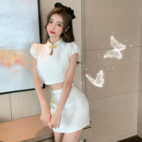 Naiste komplekt, mis sisaldab liibuva kõrge vöökohaga naiste seelikut ja lühikeste varrukatega pluusi