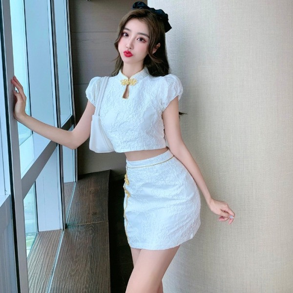 Naiste komplekt, mis sisaldab liibuva kõrge vöökohaga naiste seelikut ja lühikeste varrukatega pluusi