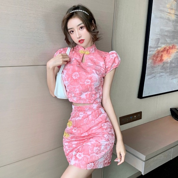 Naiste komplekt, mis sisaldab liibuva kõrge vöökohaga naiste seelikut ja lühikeste varrukatega pluusi