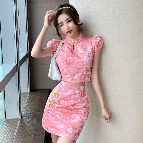 Naiste komplekt, mis sisaldab liibuva kõrge vöökohaga naiste seelikut ja lühikeste varrukatega pluusi