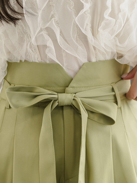 Pantaloni scurți de damă cu centură în talie