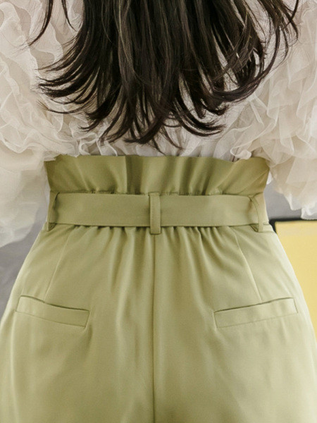 Pantaloni scurți de damă cu centură în talie