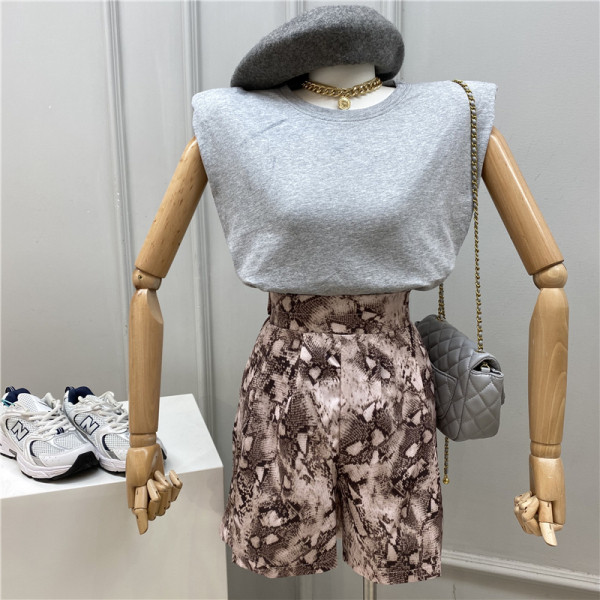 Naiste komplekt, mis sisaldab halli T-särki ja ussimustriga lühikesi pükse