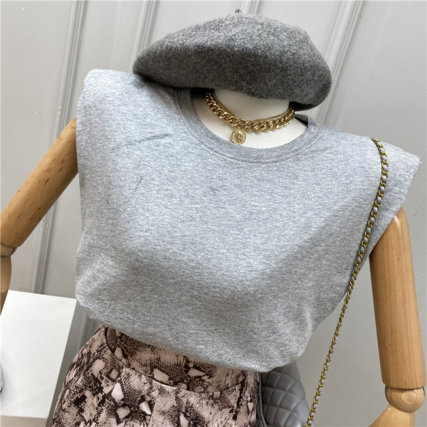 Naiste komplekt, mis sisaldab halli T-särki ja ussimustriga lühikesi pükse