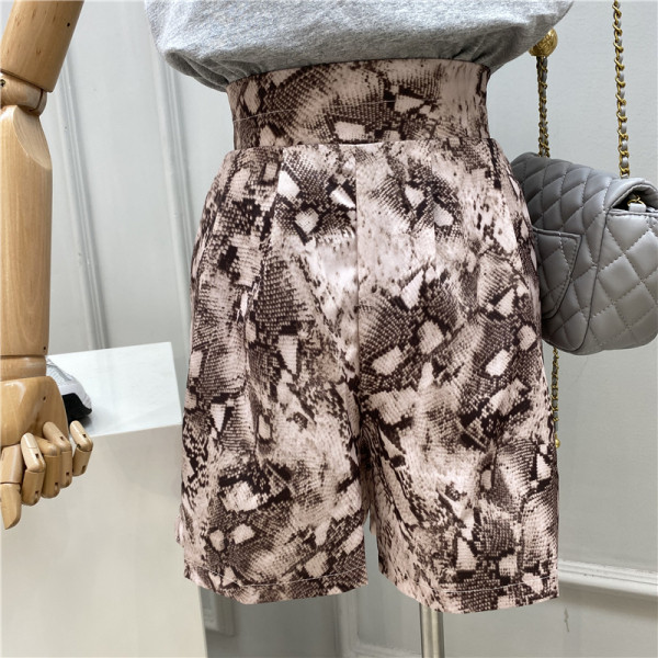 Naiste komplekt, mis sisaldab halli T-särki ja ussimustriga lühikesi pükse