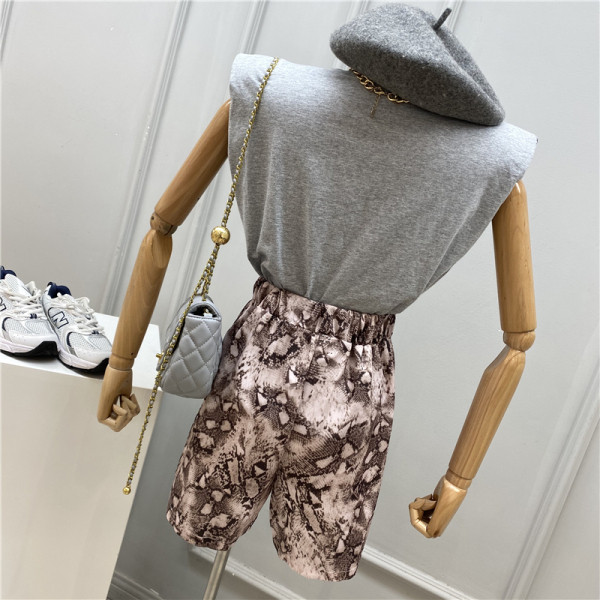 Naiste komplekt, mis sisaldab halli T-särki ja ussimustriga lühikesi pükse