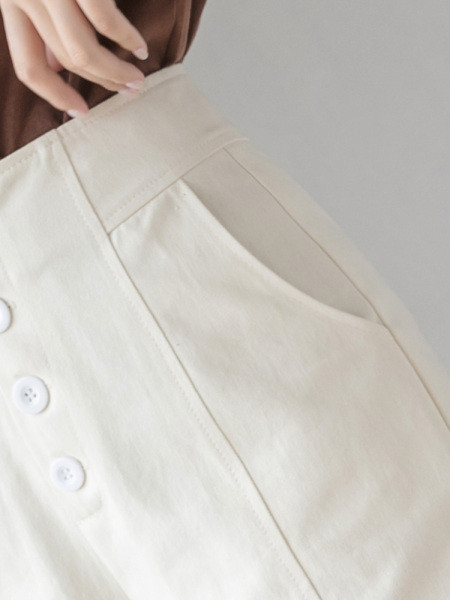 Pantaloni scurți de damă cu talie înaltă linie A