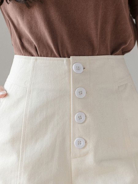 Pantaloni scurți de damă cu talie înaltă linie A