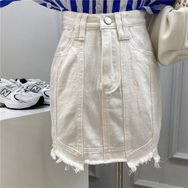 Fusta scurta din denim cu talie inalta si motive rupte