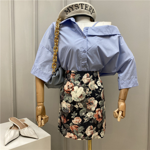 Elegantan ženski komplet koji uključuje košulju i suknju s cvjetnim uzorkom