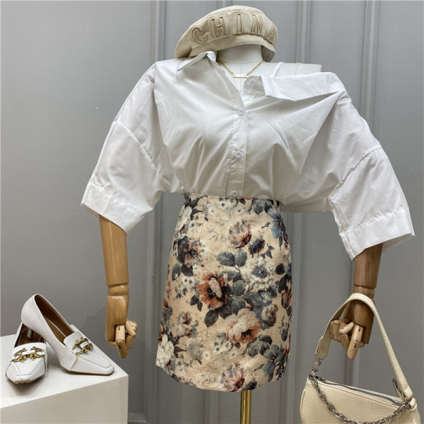 Elegantan ženski komplet koji uključuje košulju i suknju s cvjetnim uzorkom