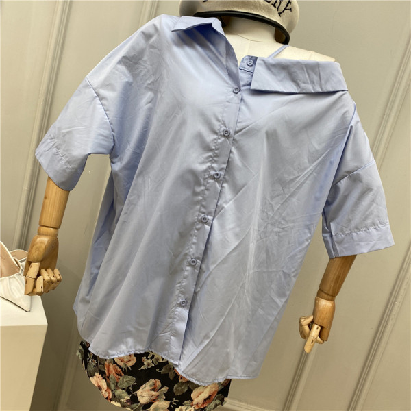 Elegantan ženski komplet koji uključuje košulju i suknju s cvjetnim uzorkom