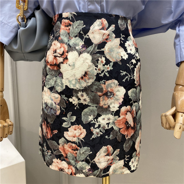 Elegantan ženski komplet koji uključuje košulju i suknju s cvjetnim uzorkom