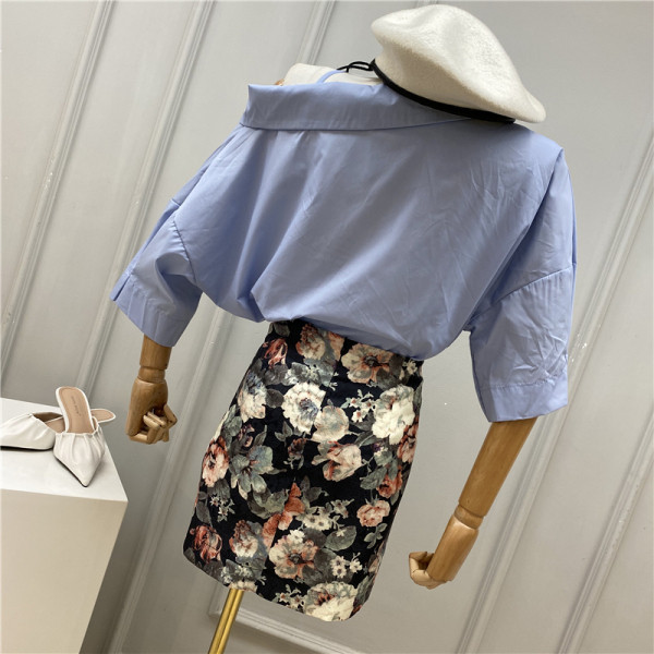 Elegantan ženski komplet koji uključuje košulju i suknju s cvjetnim uzorkom