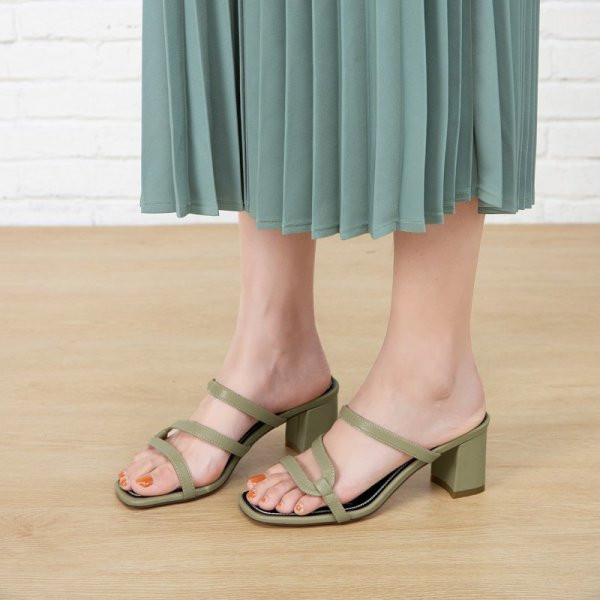 Aktuālās sieviešu čības ar bieziem papēžiem