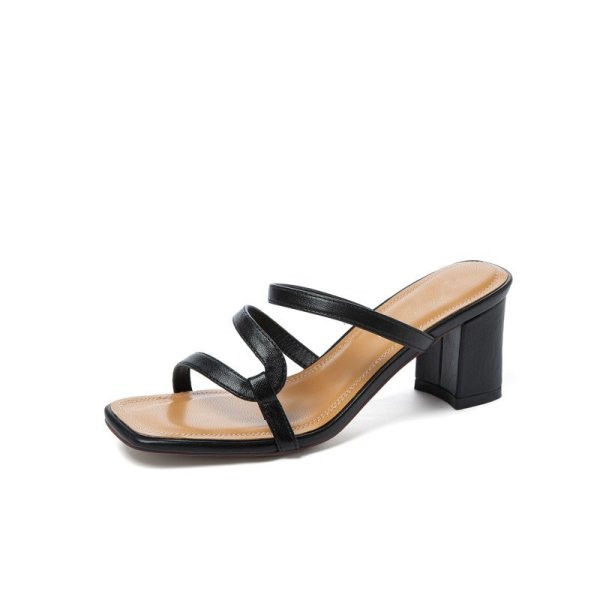 Aktuālās sieviešu čības ar bieziem papēžiem