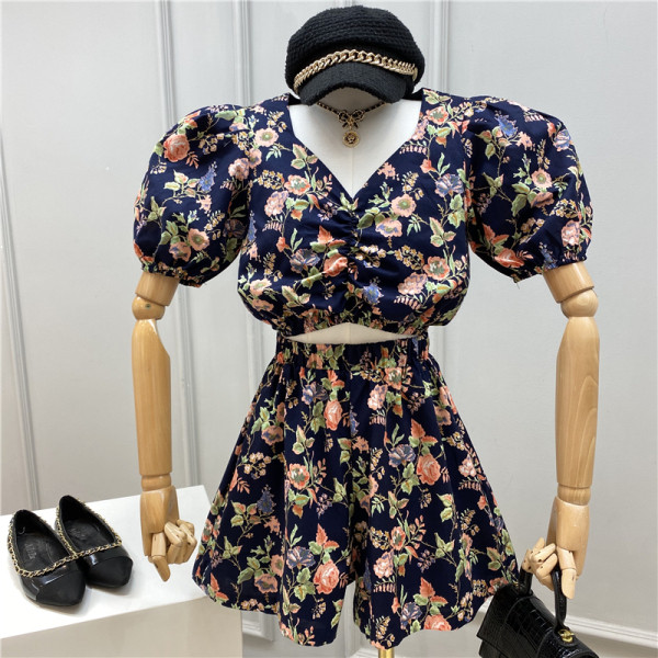 Moodne väljalõikeosa ja lillemustriga naiste kombinesoon