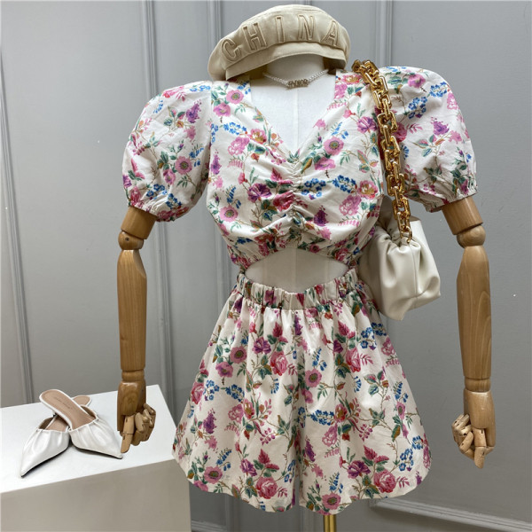 Moodne väljalõikeosa ja lillemustriga naiste kombinesoon