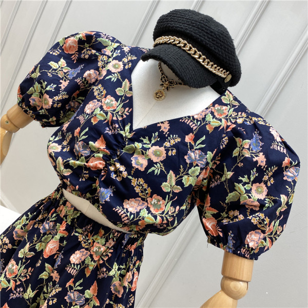 Moodne väljalõikeosa ja lillemustriga naiste kombinesoon