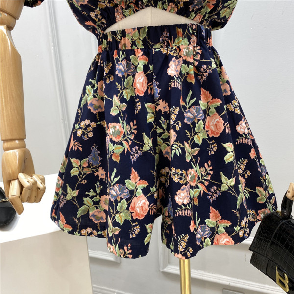 Moodne väljalõikeosa ja lillemustriga naiste kombinesoon