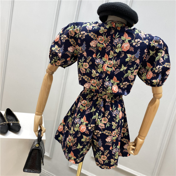 Moodne väljalõikeosa ja lillemustriga naiste kombinesoon