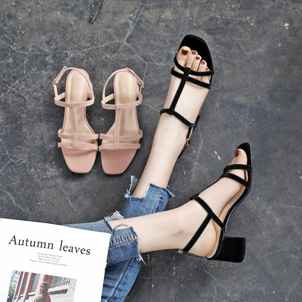 Stílusos női szandál vastag sarokkal és csattal