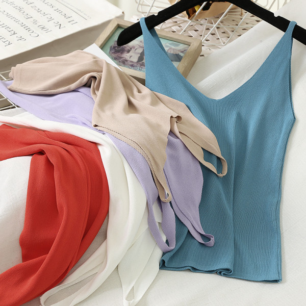 V-kaelusega õhukesest kudumisest valmistatud vabaaja naiste topp