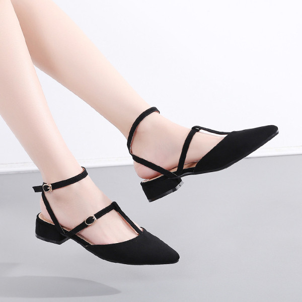 Jauns sieviešu sandaļu modelis ar biezu papēdi un sprādzi