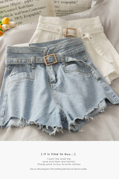 Rövid női farmer, magas derékkal és farmer övvel, fém csattal