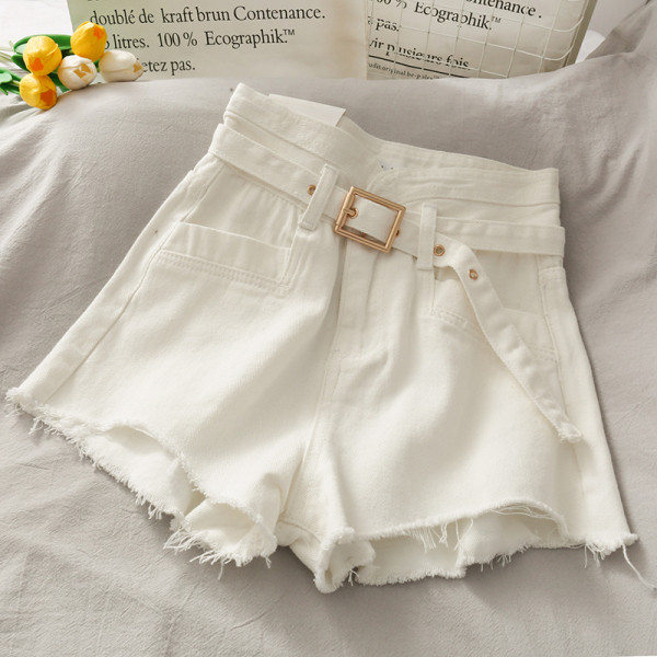 Rövid női farmer, magas derékkal és farmer övvel, fém csattal