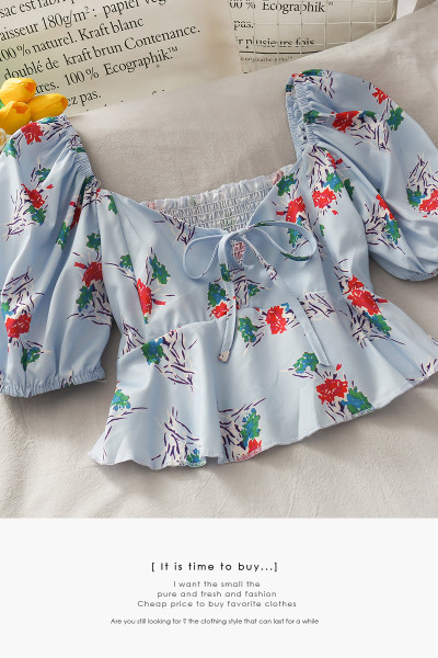 Ziedu sieviešu blūze ar špica kakla izgriezumu un nolaižamām piedurknēm