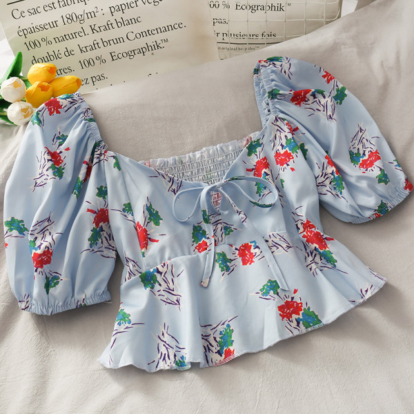 Ziedu sieviešu blūze ar špica kakla izgriezumu un nolaižamām piedurknēm