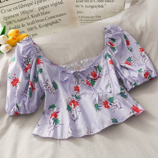 Ziedu sieviešu blūze ar špica kakla izgriezumu un nolaižamām piedurknēm