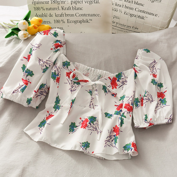 Ziedu sieviešu blūze ar špica kakla izgriezumu un nolaižamām piedurknēm