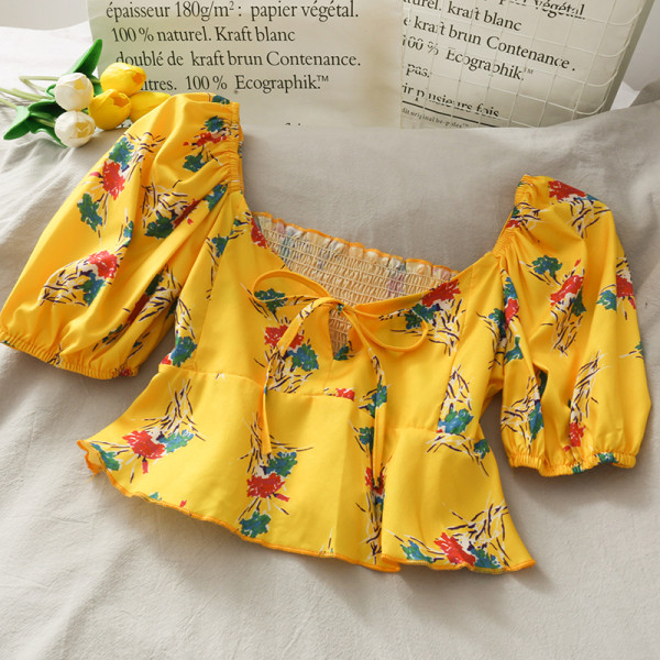 Ziedu sieviešu blūze ar špica kakla izgriezumu un nolaižamām piedurknēm