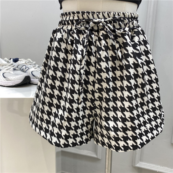 Ikdienas šorti ar elastīgu jostasvietu melnā un baltā krāsā