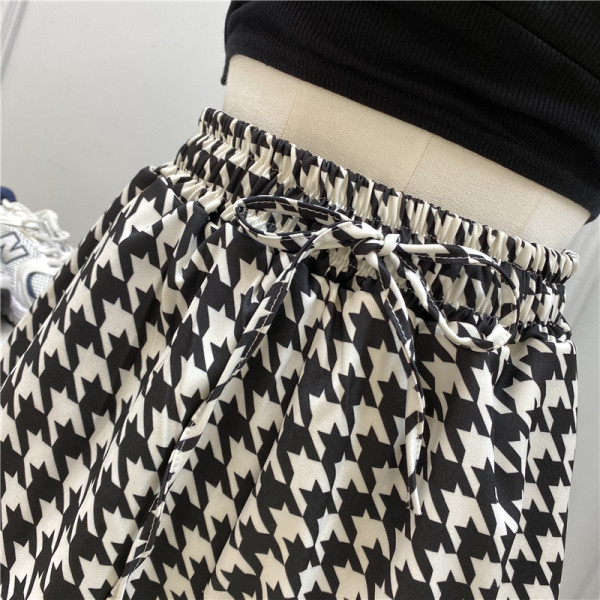 Ikdienas šorti ar elastīgu jostasvietu melnā un baltā krāsā