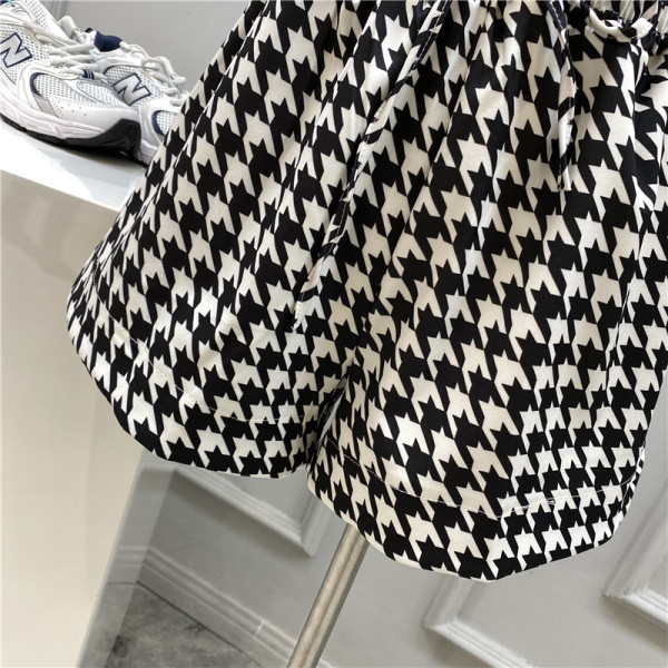 Ikdienas šorti ar elastīgu jostasvietu melnā un baltā krāsā