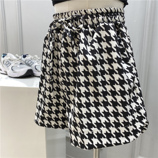 Ikdienas šorti ar elastīgu jostasvietu melnā un baltā krāsā