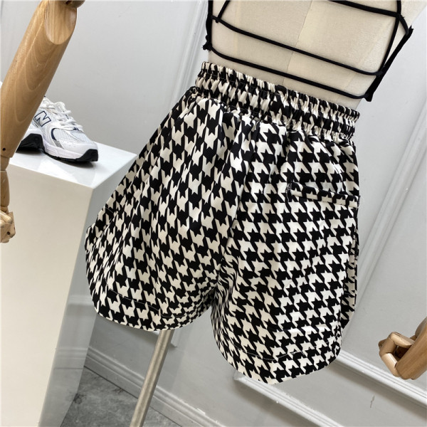 Ikdienas šorti ar elastīgu jostasvietu melnā un baltā krāsā