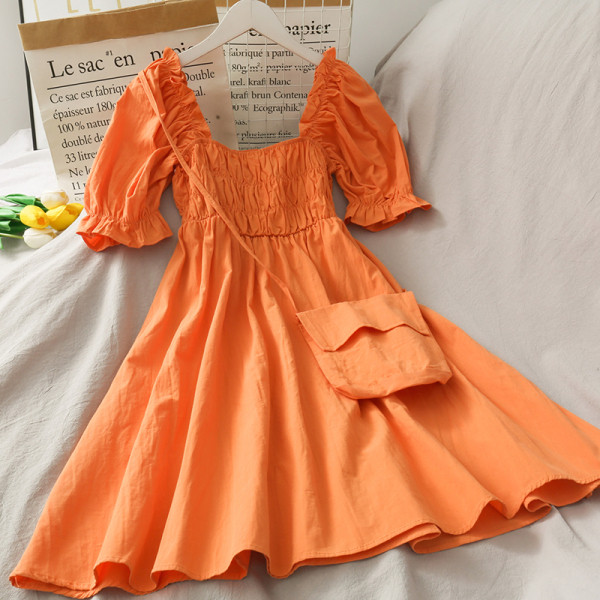 Naiste kleit allakäivate varrukate ja kotiga