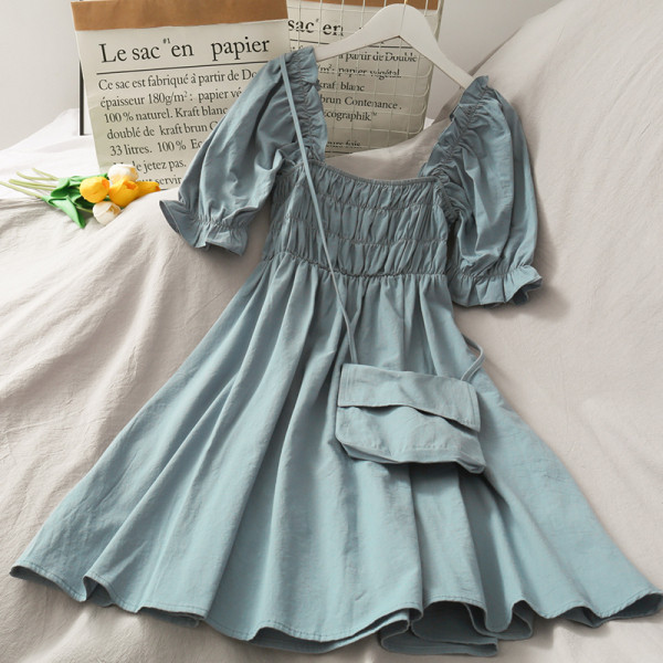 Naiste kleit allakäivate varrukate ja kotiga