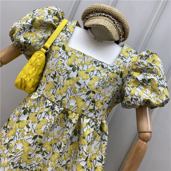 Актуална дамска рокля с къс ръкав и флорален десен