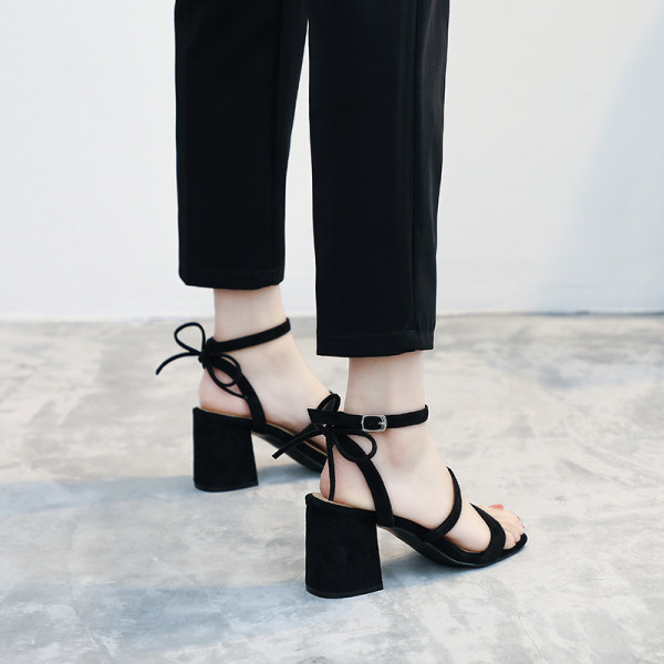 Női szandál 7 cm vastag sarokkal és fűzővel